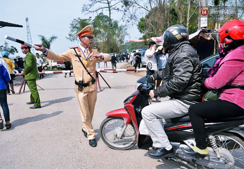 Hàng trăm thanh niên trai tráng lao vào giằng xé, giẫm đạp lên nhau để Cướp phết Hiền Quan lấy may